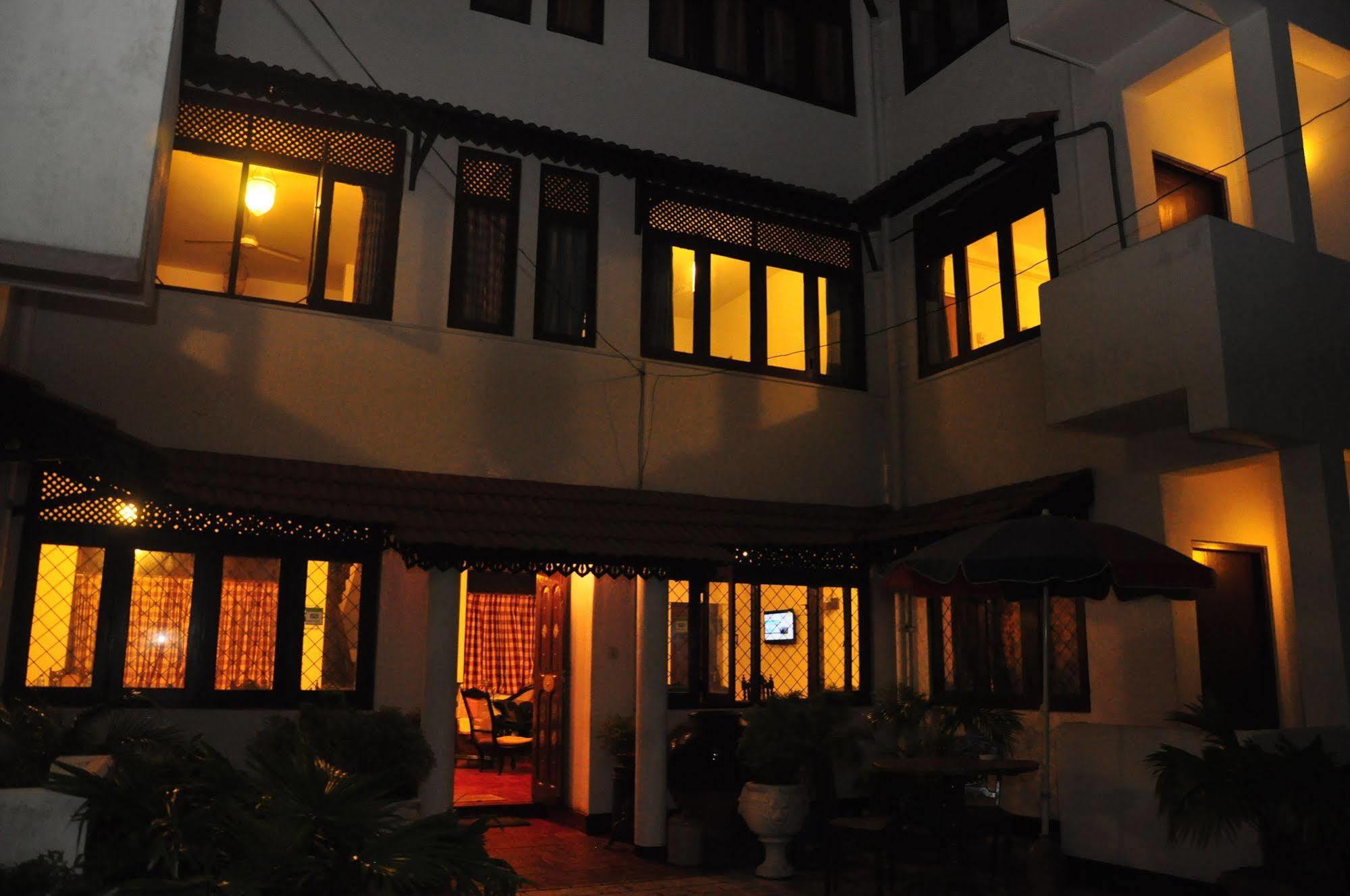 Blue Seas Guest House Dehiwala-Mount Lavinia Exterior photo