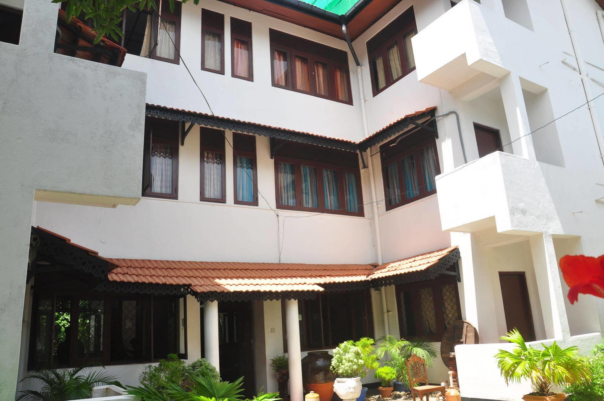 Blue Seas Guest House Dehiwala-Mount Lavinia Exterior photo