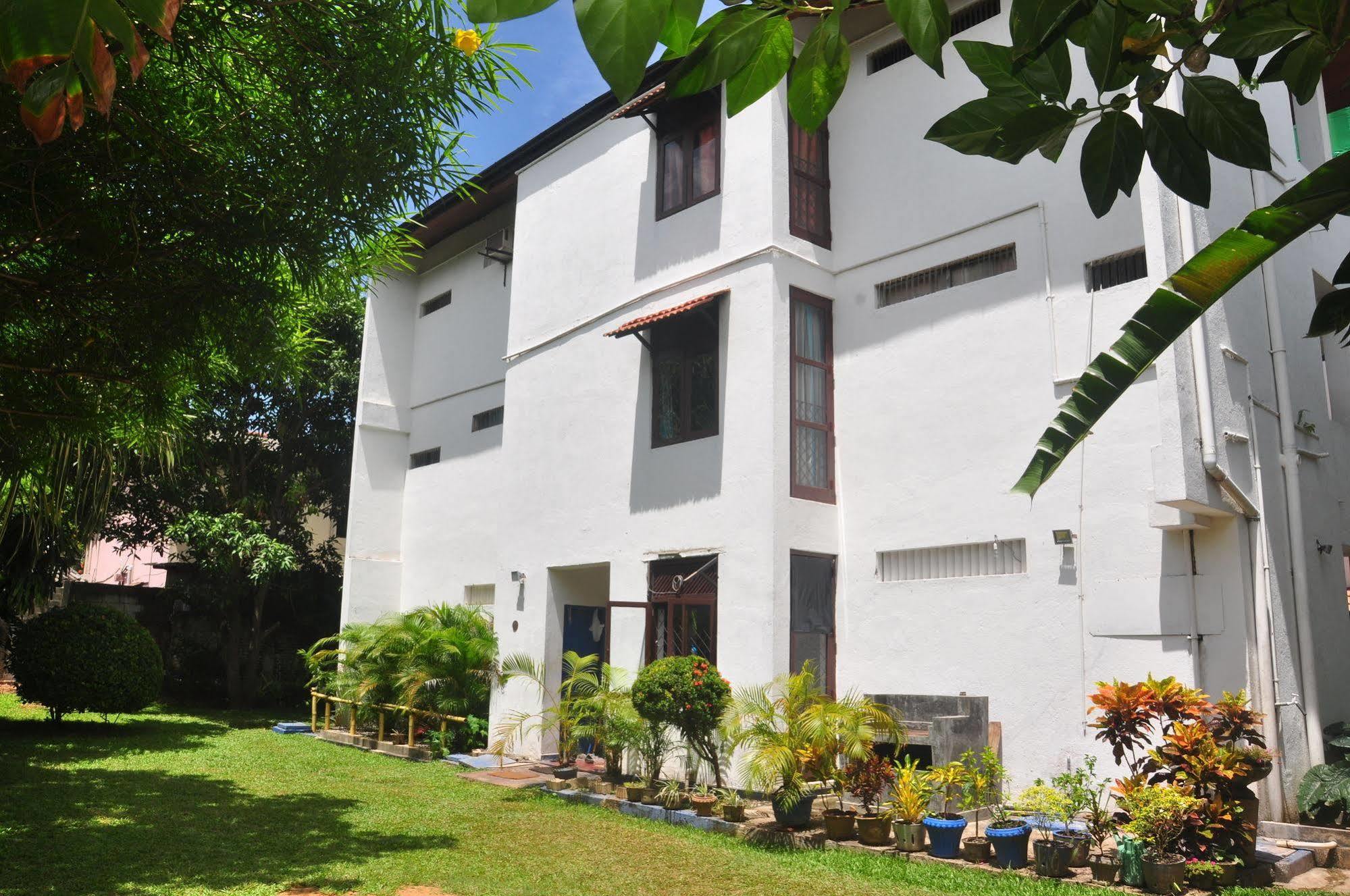 Blue Seas Guest House Dehiwala-Mount Lavinia Exterior photo