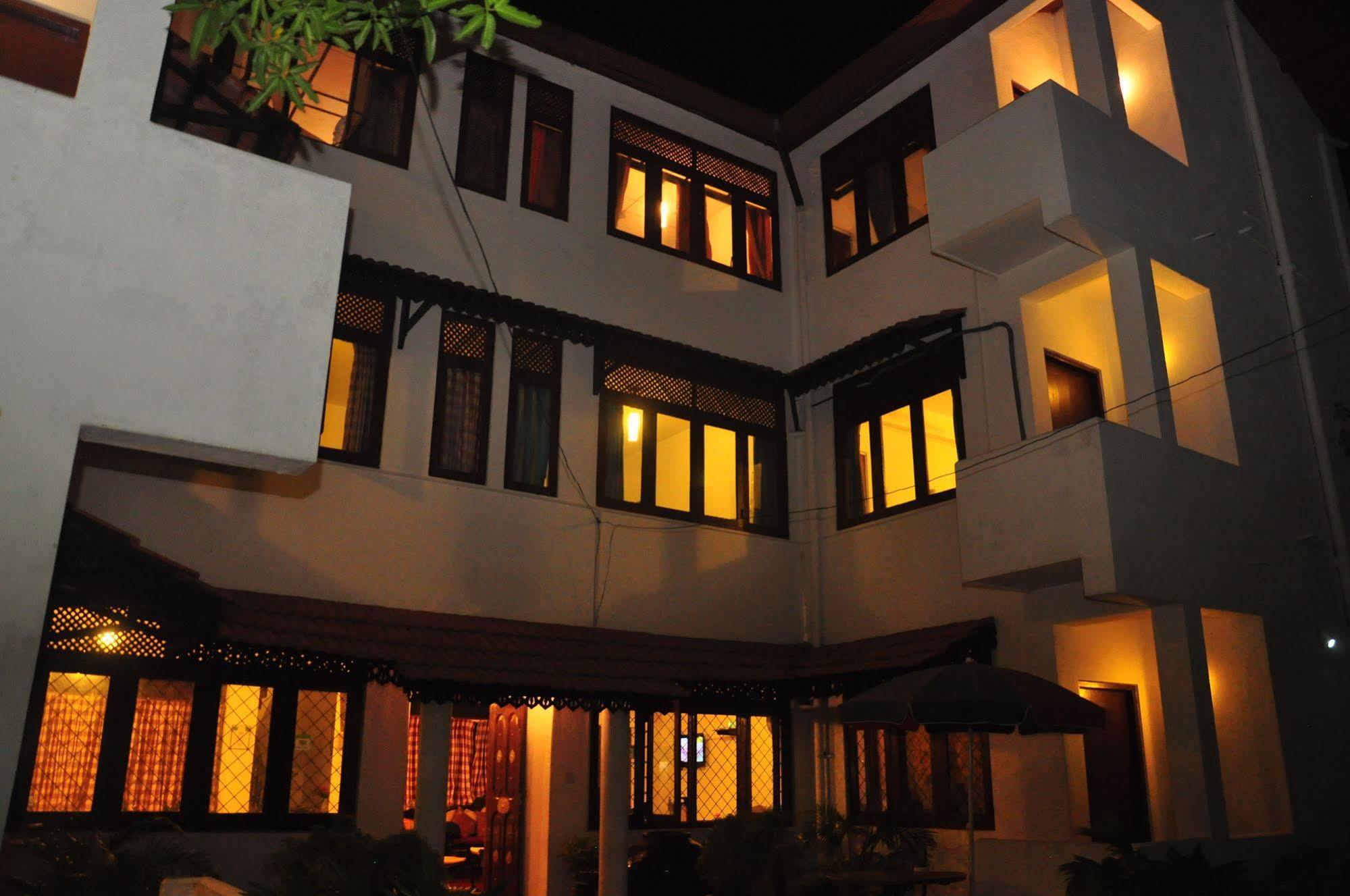 Blue Seas Guest House Dehiwala-Mount Lavinia Exterior photo